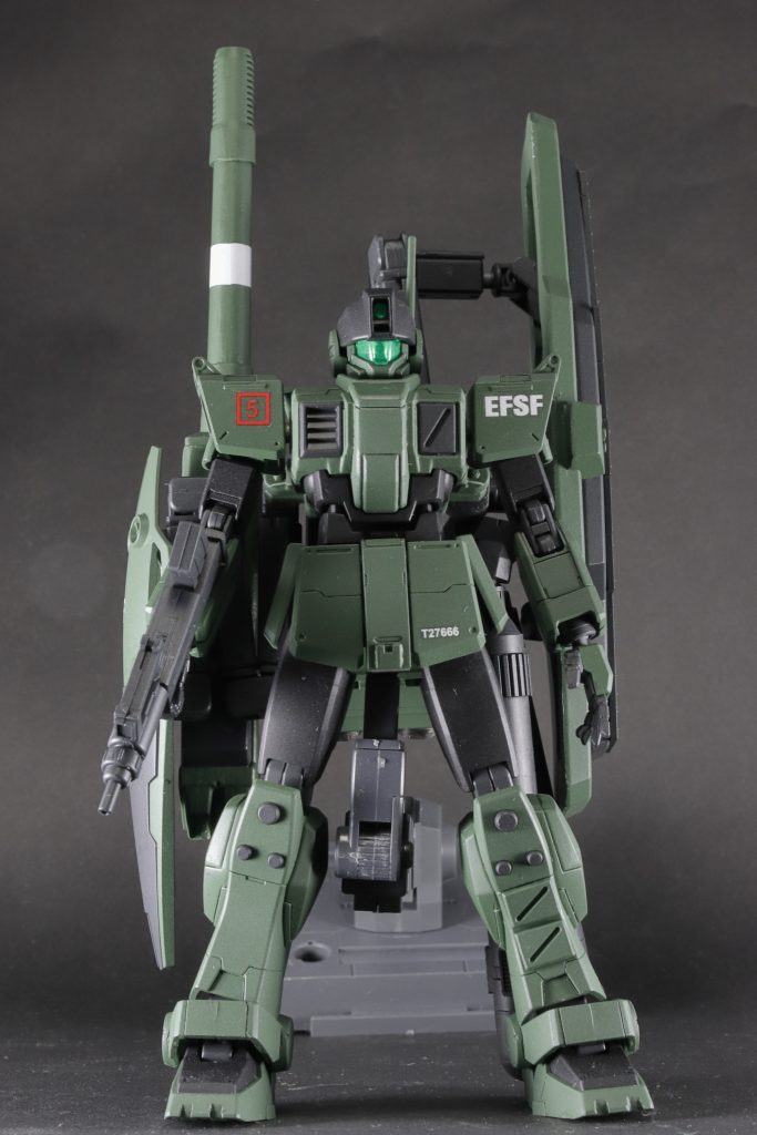 正面左右非対称にしつつ、ちょっと重装甲感を出してくて、左足と左胸に装甲板貼っています。宇宙だと地上より冷却性能が不要なので片胸ふさいだ方がいいかなとも思ったので。ディティールに関しては汚しや墨入れは行わず、スジボリ深くしているだけです。