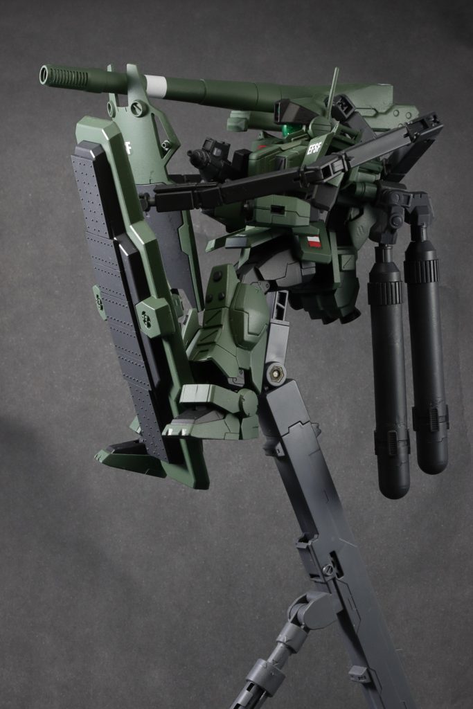 敵が要塞とする小惑星表面へと降下するイメージ。設定上、空間戦闘がある程度カタがついた段階で出撃して、敵要塞を撃破し内部への突入を図る機体です。ガンダム世界でもトーチカは手強い存在なはずだ！ MSはもっとトーチカと撃ち合ってください！ お願いします！ などとぬかしながら作っています。ちなみに、部隊が員数外のブツをゴニョゴニョした機体なので、正式名称はありません(一応、砲に描かれているように渾名は付されていますが誰も使っていません)(という脳内設定です)