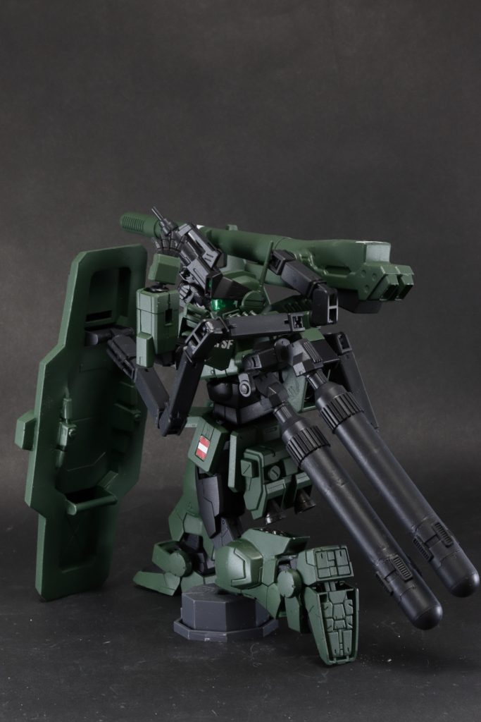 主砲を敵に向けつつ後続の味方に指示を出すイメージ。2枚の防盾と主砲による重量増を補うため、陸戦用の機体を空間戦闘にも対応させるためにスラスターを増設しています(それでも割と鈍重な機体です)。さらに、スラスター増設に伴う推進剤消費の増加対策としてプロペラントタンクを装備。ISU-152の左右に装備した燃料槽をイメージしてプロペラントタンクは2本装備していますが、個人的に左右非対称のシルエットにしたかったので、左側にまとめてしまいました。