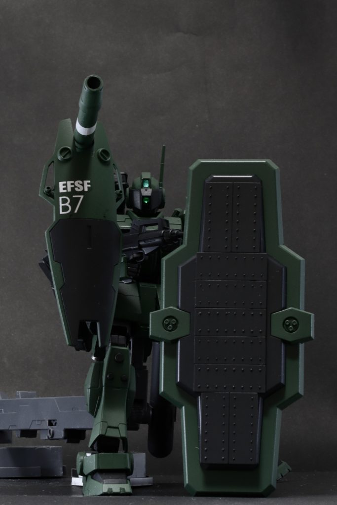 腰を据えての精密射撃のイメージ。副防盾(ジムスナイパーⅡのシールド)を主砲防盾として機能できるようにしています。また、シールドの脇にはサブの照準装置として砲隊鏡状の測距儀を装備。精密射撃(観測)といえば、というか個人的好みというかで頭部はジムスナイパーⅡです。