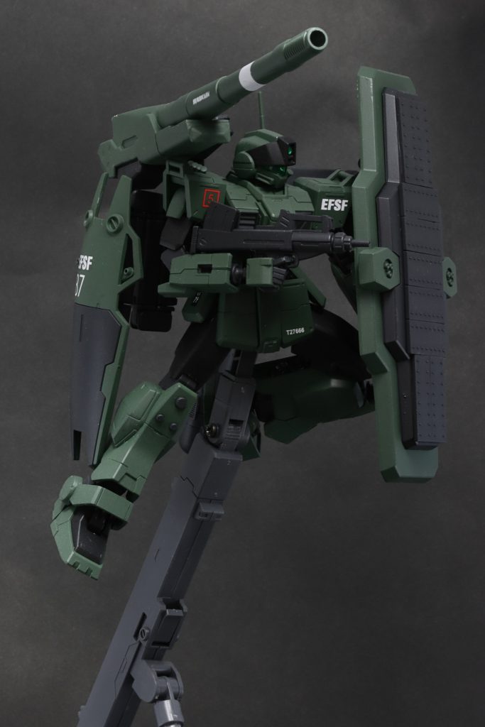 主防盾を構えて警戒しながら前進するイメージ。機体のマーキングは英軍戦車のマーキングを多用しています。塗料は、機体にAS-17 濃緑色、TS-6 マットブラック、武装にS40 ジャーマングレーを使用しています。緑の部分に最初は英軍やソ軍戦車らしくTS-2 ダークグリーンを考えていたのですが、暗すぎて細部がわかりづらくなったので、日本陸軍航空機などに使われるいくらか彩度の高い緑にしました。(写真は照明を当てて撮ってるので結構明るいですが、自然光で見ると実物はもっと暗かったりします)