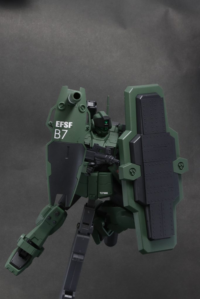 敵の射撃下を主防盾のバルカンと90㎜マシンガンを射撃しながら吶喊するイメージ。主防盾(ジムガードカスタムのシールド)の表面には、現地改修の増加装甲をイメージしたモールド付きプラ板を貼り、重装甲感を出しています。