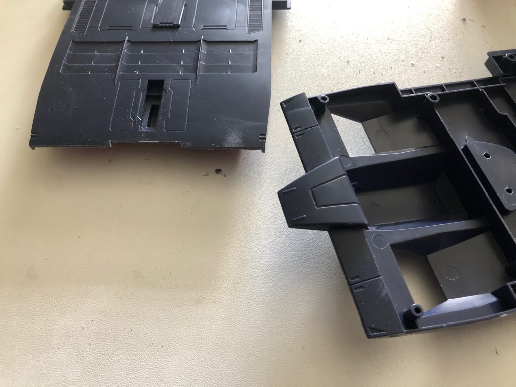 機体前面部分は分割位置を移動させて合わせ目が目立たないようにしました。