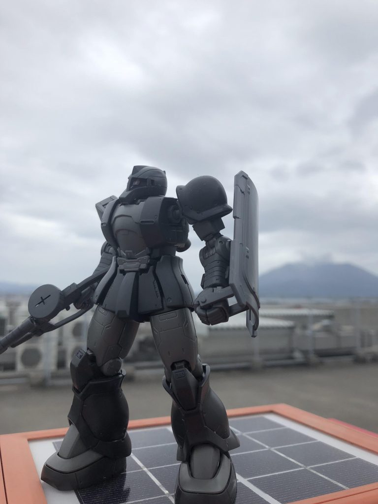 桜島をバックに。出先で組み立てて帰宅後に少し手を入れる進行です。