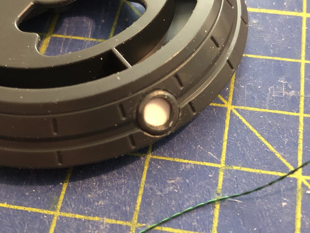 カメラアイ側は穴を空けてプラ材でLEDを格納する箱を作り裏側に付けてます。LEDの光が強過ぎるので、プラ材の箱がディフューザーの代わりになってぼんやりと丁度いい光量で光るようになってます。この上からHアイズのレンズを付けました。