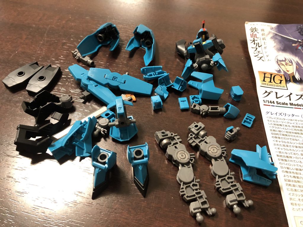 博多のホテルで作りました。ガンダムベース福岡のビルドスペースはとても居心地がよいのですが、土地のお菓子や飲み物をとりながら作るのが好きなのでやはりホテルで。出先で組付けたものを帰宅後少しいじる方針です。