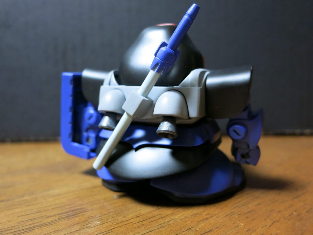 背部のバーニアは市販パーツ。キットのまんまだと意味合いがわからなかったのもありますが、HGUCを参考にしつつ手を加えている、というのがその理由。