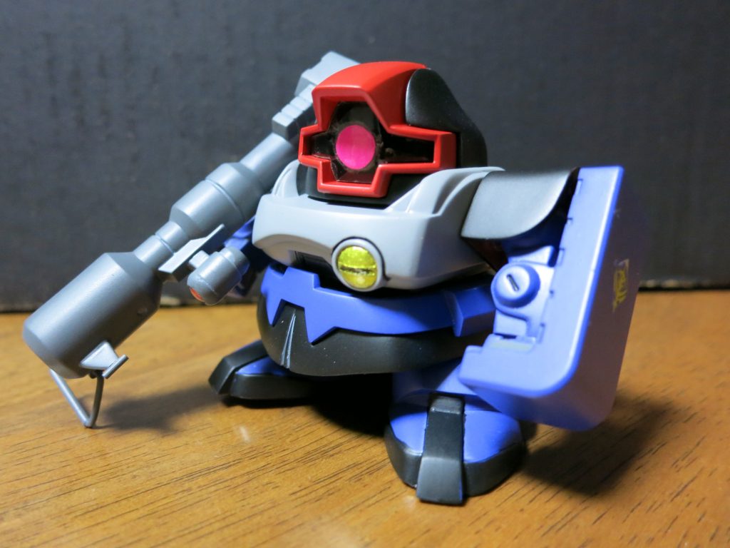 キット同梱のジャイアントバズは、照準器と砲口真下のパーツを改造。キットのままだと「らしくない、格好好く見えない」のです。