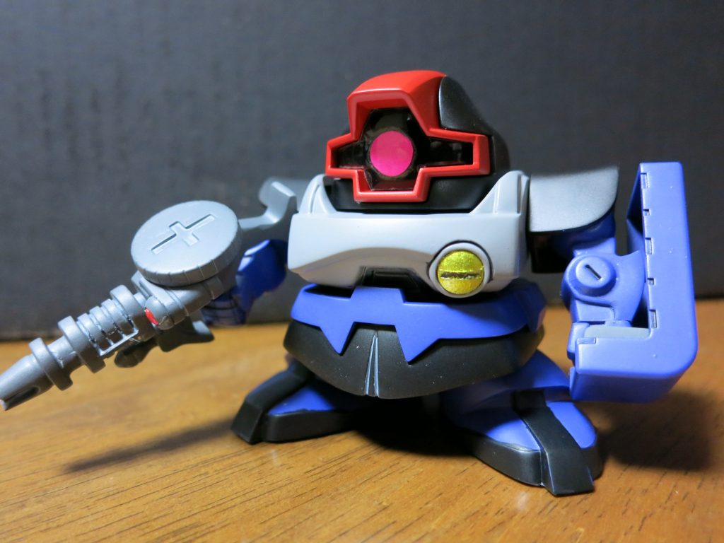 似合うかどうかは未知数ながら、120mmマシンガンも。メイン画像のビームバズーカ、シールド含め、流用パーツは全てBB戦士「ザクⅡS型」のものです。