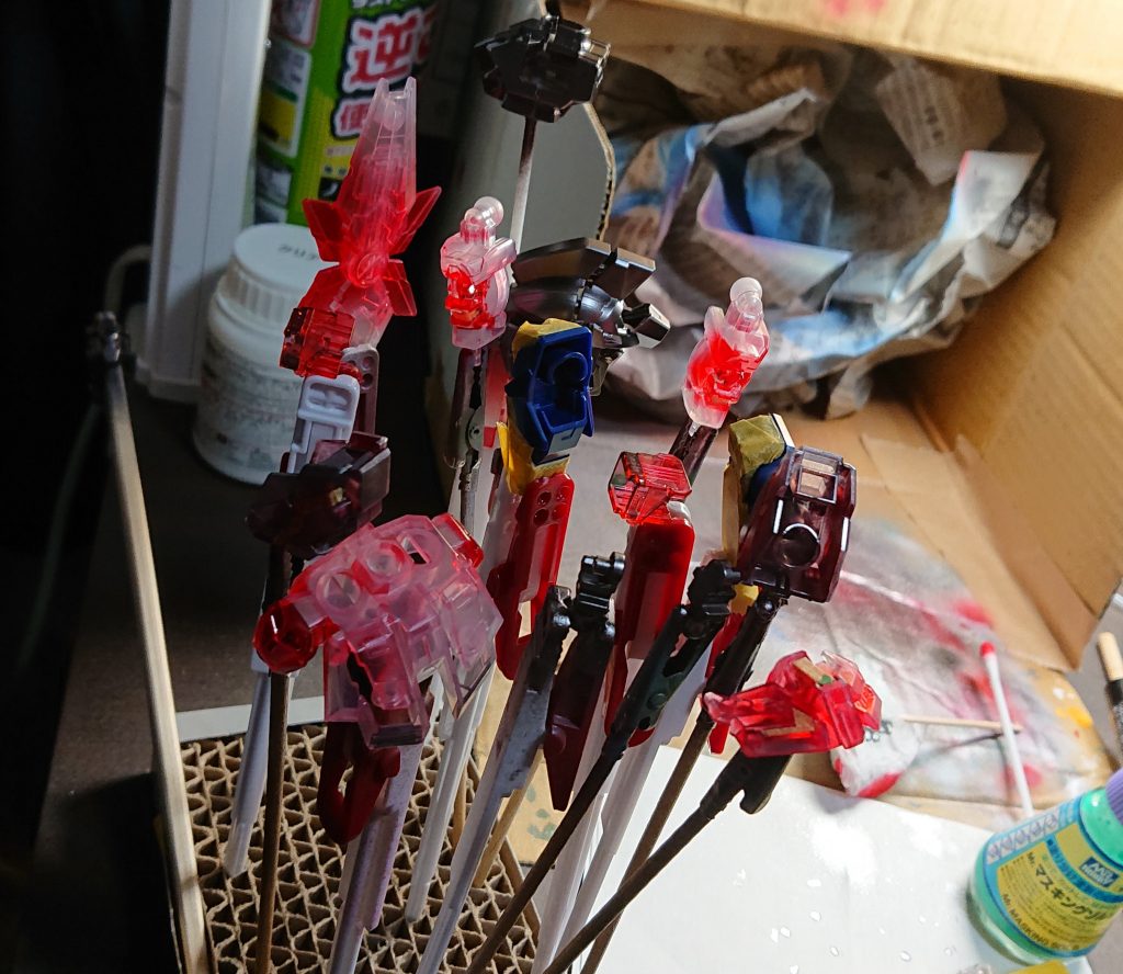 塗装風景です。マッキーでサイコフレームのところを塗ってからマスキングしてから本体色を塗りました。