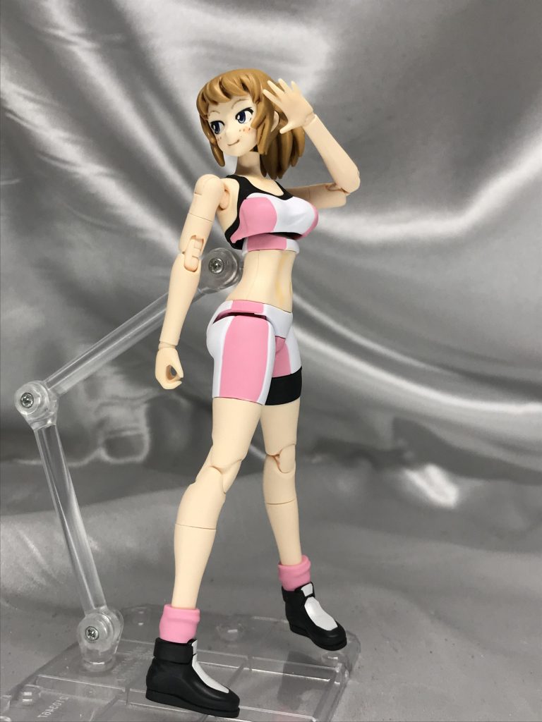 腰のひねりが素晴らしいので、視線と相まって後ろを向くことさえ可能です。上半身の素晴らしい可動のわり、下半身の可動は控えめです。