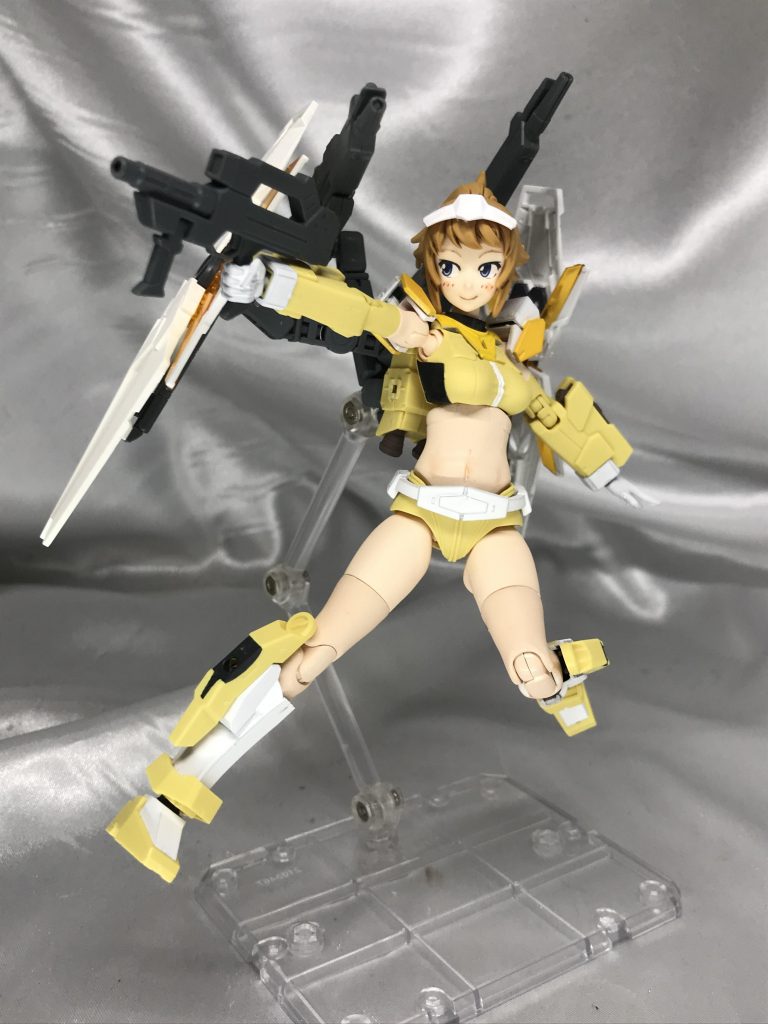 微妙に輝けてない(笑アームは自由度があるので、射撃ポーズは問題なくとらせられます。表情豊富のわりに頭が一つしかないフミナですが、表情パーツの付け替えが大変楽のなのでストレスなく代えられます