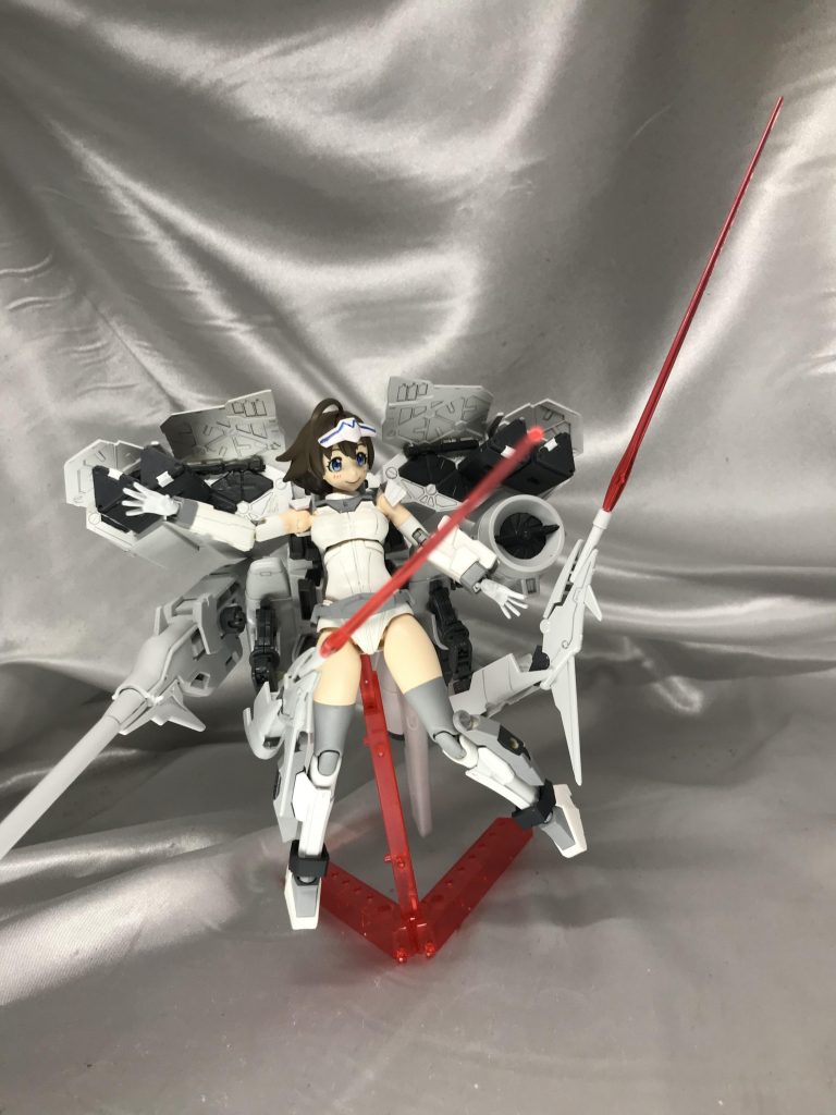 サブアームはサーベル刃を装備可能。サブアーム基部も多重関節である程度自由に振り回せます。