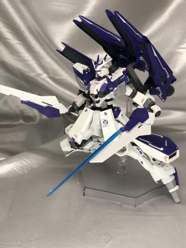 高機動を活かした近接攻撃も可能。足が長いので後ろに長いため航行ポーズが決まります。今まで既存のMSに足し算で改造したことしかなかったので、今回はとある場所でばらばらのパーツを購入し、家のジャンクパーツと合わせて1から組みました。こんな作品で、こんなMSが登場したらいいなーみたいな妄想を軸に作るのもなかなか楽しいものです(///▽///)機会があったらこの機体の後期型、サイコミュ兵器とかを積んだ期待も作りたいです。またとある場所でパーツ探してきます(*゜ー゜)