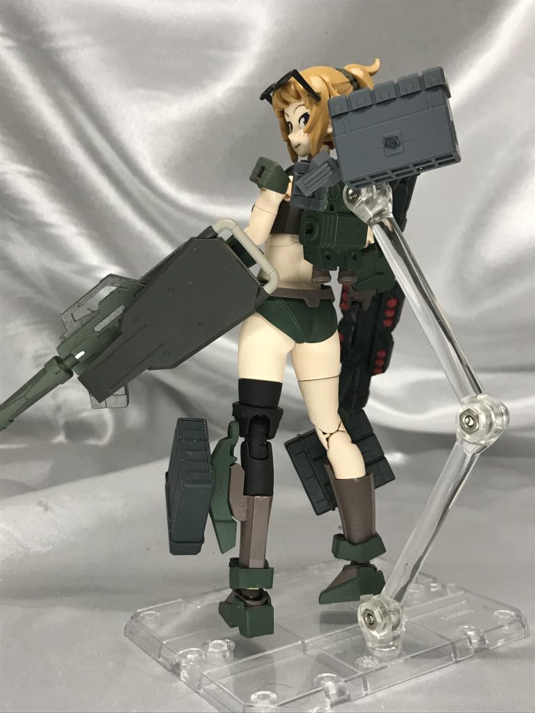 受け継がれるお尻。ダイバーナミから健在でございます。ミサイルポッドの基部はどうやっても理想の形にできず、他社のジョイントに頼りました。重武装といえばやはり、この陸戦系の盾にしたいです(*゜ー゜)