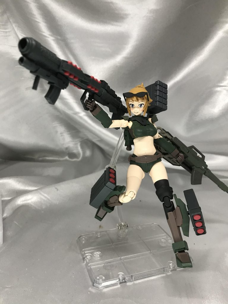 あご引きすぎた(笑本当はこれ、ユニコーンのフル武双をまんま装備させる企画から始まったのですが、イヤーさすがにってことで引き算していった結果落ち着いたので、武器はUC系に寄ってます。