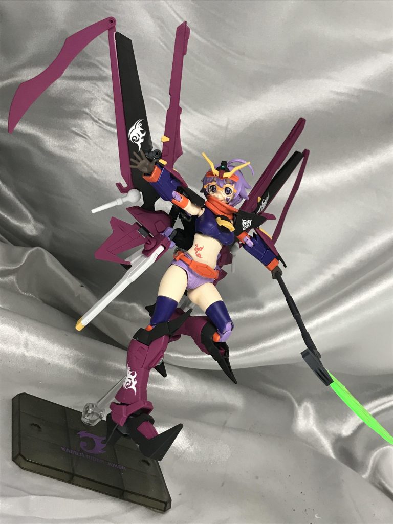 体にはタトゥーを、ロボ部分にはしろ、肌部分には赤を入れました。貼り過ぎずちゃんと主張する微妙なバランスが好きです。バックパックは可動を活かしてるので、ちゃんと可動します。