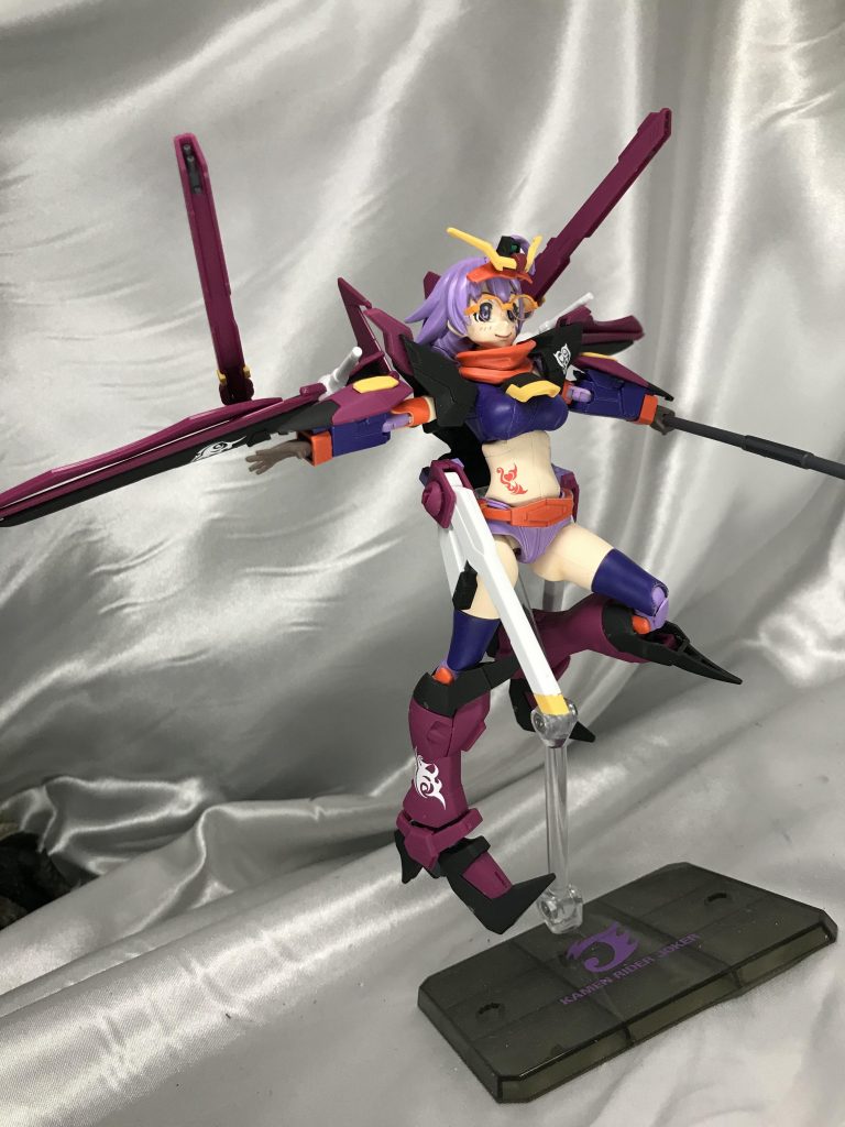 高速移動形態。ウィングの可動でフォームが変わるノワールストライカーカッコいいですよね。