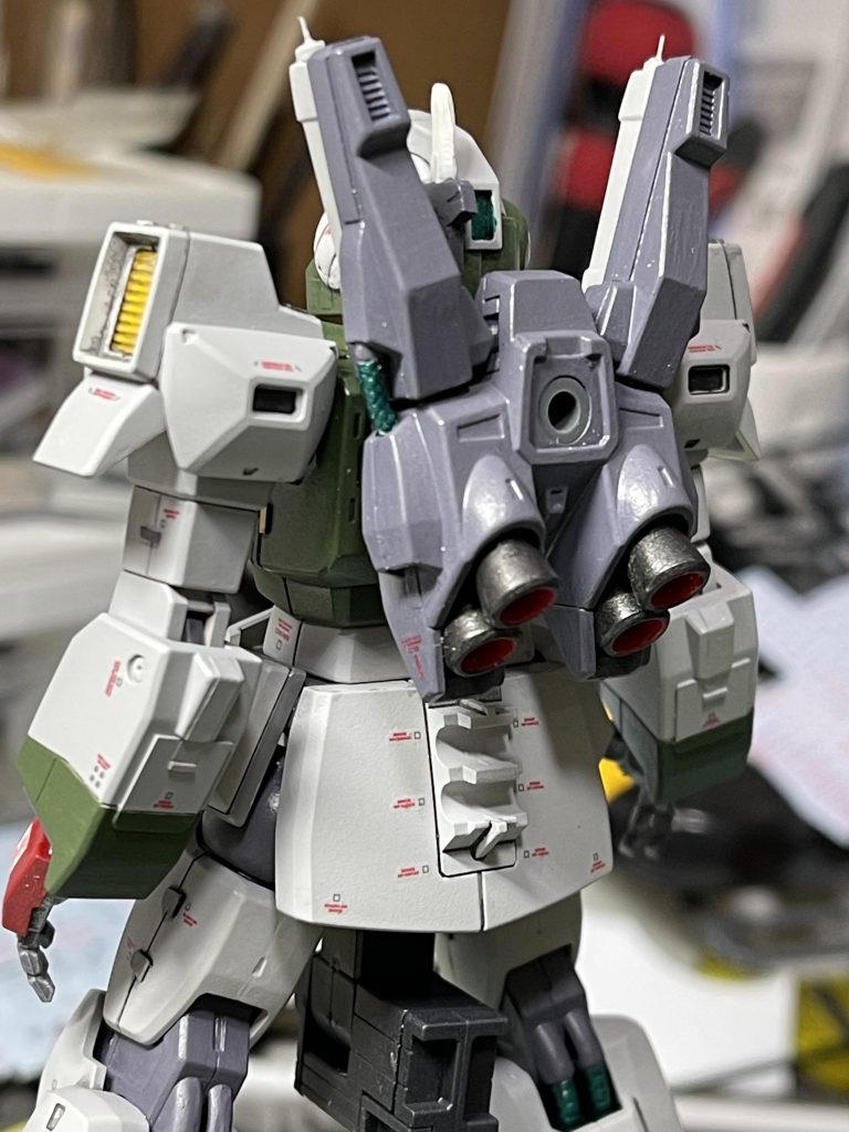 　バックパックもMK２より移植。どうせ握れないだろう腰のサーベルは装備せずラックも外してあります。MK2のサーベル先には謎のver.Ka避雷針。　後頭部にはセンサーアンテナ追加。機体各所に出てる針みたいなアンテナは0.1ｍｍ真鍮線。パネルは0.1、0.3ｍｍプラバンにメタルテープ貼り付けで各所をディテールアップ。 