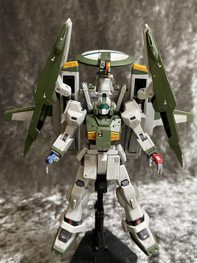 　歴戦の機体ではありますが、ワンオフ機ということもあり、優秀な整備班によりきちんと点検がなされています。ですので汚し、ダメージ表現は最小限にしてあります。「そういえば班長、聞きました？」「なにがだ」「今度来る後継機のRGM89って奴。そいつにEWAC型も開発されるって話。そうなればコイツ・・・彩雲もやっと引退っスかね」「そんな最新鋭機、こんな田舎に来るのはもっとずっと先だ！あと10年飛ばすつもりで整備行ってこい！・・・馬鹿野郎」 