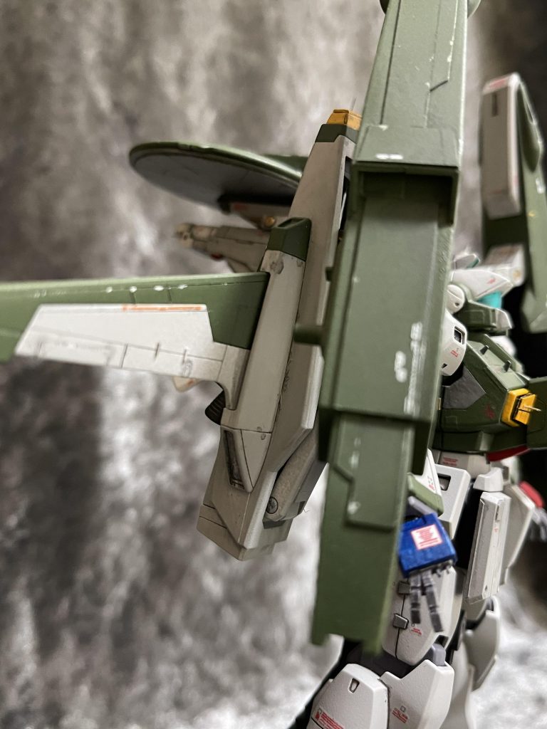 　Gディフェンサーは古いモデルのため後ハメなどができず塗装も苦労しました。主翼のディティールもあっさりしていたため、現用戦闘機を参考にスジボリしモールド追加。ネモ本体の造形密度と合うように心がけました。　直線番長で長航続が可能なGディフェンサー。しかし前線では旧式化した装備。これに量産型のネモを組み合わせる「ネモ+ディフェンサー」、思いついた時にはなんて素晴らしい設定！俺天才！ってはしゃぎました。しかし調べてみたら既にそういう設定があるでやんの・・・。しかもレドーム背負ったEWAC型なんて・・・やられた。めっちゃカッコイイじゃん！ということで悔しさにのたうち回るも気を取り直し2号機制作となりました。こんな機体、ワンオフ機しかありえないから１機づつ細部の仕様が変わってても問題なし！（言い訳 