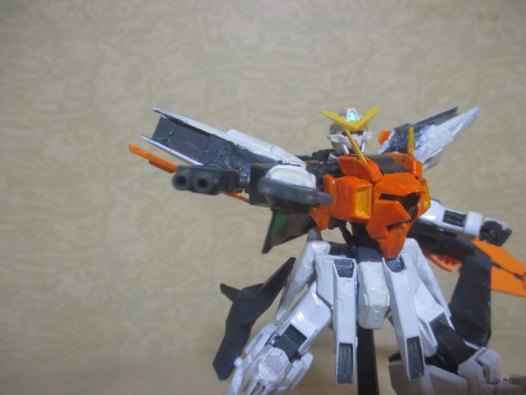 原作通り、武器のビームマシンガンは分離して腕に装着可能(端白星のギミックを活かしてます)。