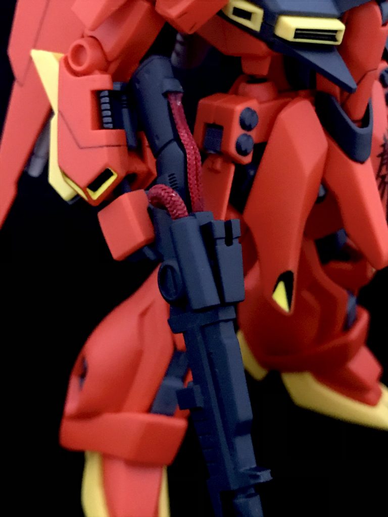 ビームライフルのケーブル部分はかなり簡略化されていたので、一度削り取って、メッシュワイヤーに置き換えました