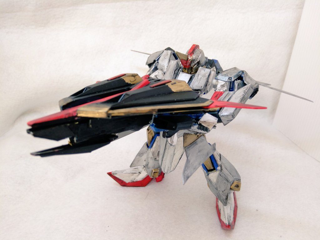 そして大型シールドは、サイドアーマーと合体させて大型ランチャーにもなる！ポージングの幅は狭まるけど迫力あるぞ！