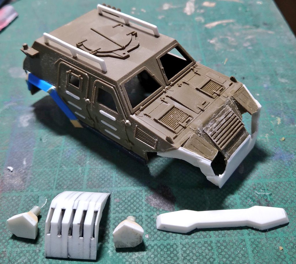 プラ板でガイドを作ってから、エポパテで成形 バンパーやヘッドライトの凹部は2、3回作り直しました。