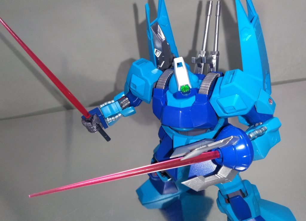 クローの中に水中では使えないビームサーベルを隠し持つ