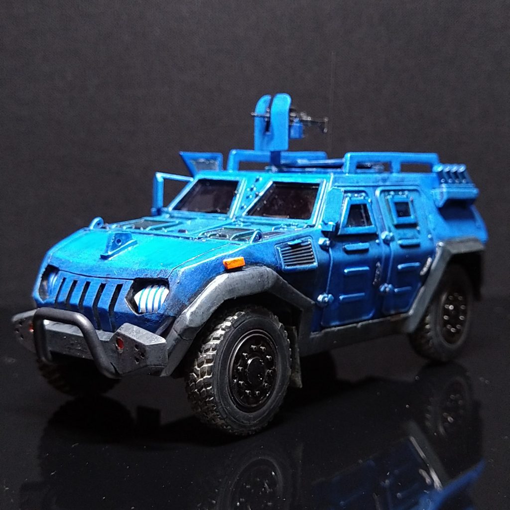 左前から。ラヴは自衛隊のかたがコメントくださったときに、LAVをラブと読んでた所から。ブグとかザクとかグフとか言ってるからLAVもラヴと呼んでたはず。 工作が多いと挫折するので、タミヤのキットをなるべく生かすようにボンネット周りとオーバーフェンダーに集中して改造。他は元のまま。設定画とはかなり違いますが、雰囲気重視です。