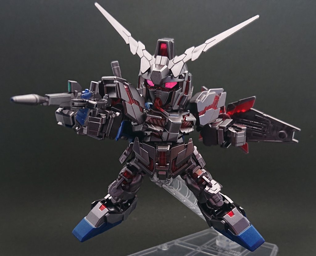 メインカメラの部分は付属しているシールの余白を貼る部分の形に切ってマッキーで塗ったものを貼りました。