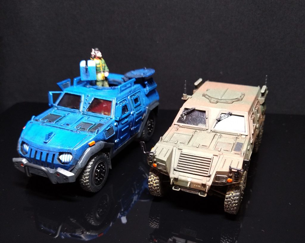 改造元の自衛隊のLAVと。軽装甲機動車は楽しいキットで3個目です。