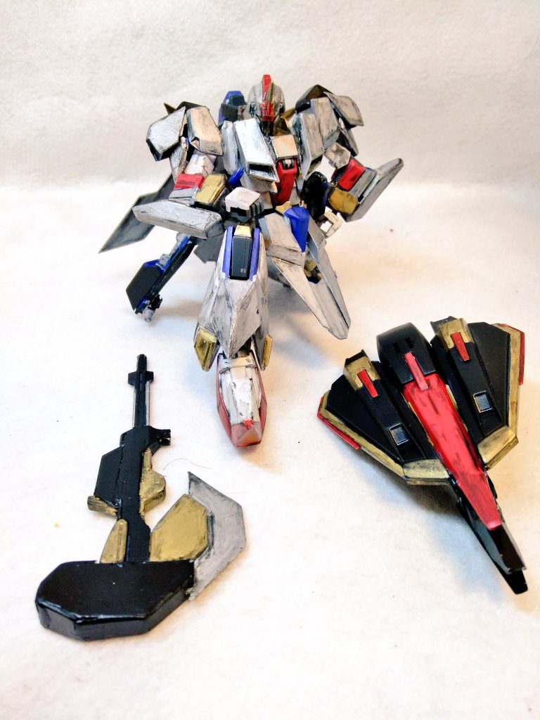 コイツの数少ない武装ライフルを改造したスレッジハンマーと、シールドとバインダーを合体させた大型シールド