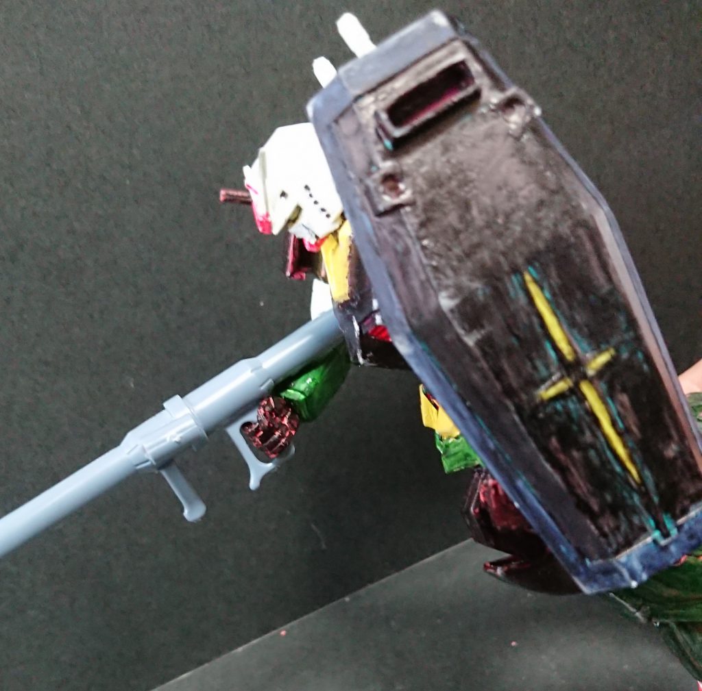  「ウ○キ少尉、突貫します！！」シールドの十字は無理やり削り取り、その上から黄色を塗って、G40版のシールド風にしてみました。