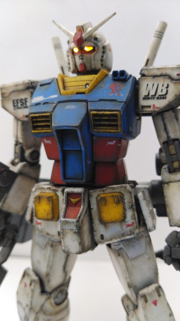 お気に入りポイントその2。LEDで光る目。なかなかカッコ良く光ります。