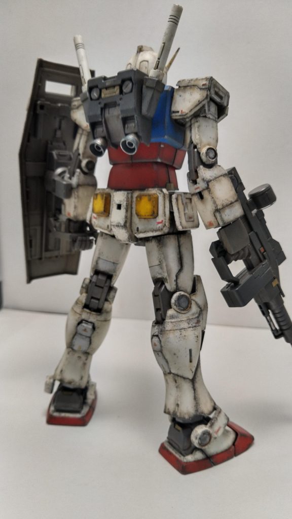 オリジンガンダムですが、装備はアニメ版っぽい感じにしたかったのでキャノン砲は無し。盾も普通の向きに持たせました。カラーリングはほとんど成形色のまま、一部外装にスチールホワイトを使用。ワンポイントのメタリック色はガンダムマーカーで塗っています。
