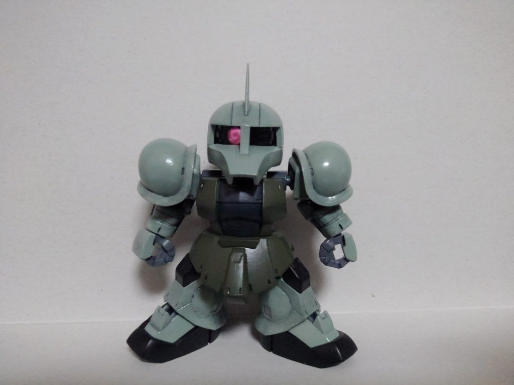 塗装した状態です。塗料は先述の通り、水性アクリジョンを使用しました。頭部・腕部・脚部・ヨモギ色15%+明灰白色(三菱系)85%上半身・腰部・カーキグリーン80%+RLMO2グレー20%程度胸部(コックピットハッチ部分)・ジャーマングレー90%+ニュートラルグレー10%※多少の誤差はあります。