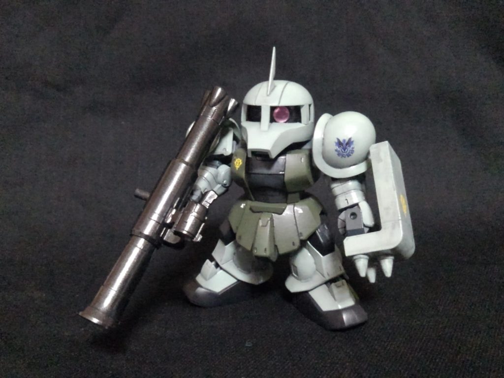 正面画像デカールはSDにたくさん着けすぎてもどうかと思ったので、最小限にしています。足のパイプに関しては、ニッパーなどでカットして金属ヤスリなどでカットして無くしています。