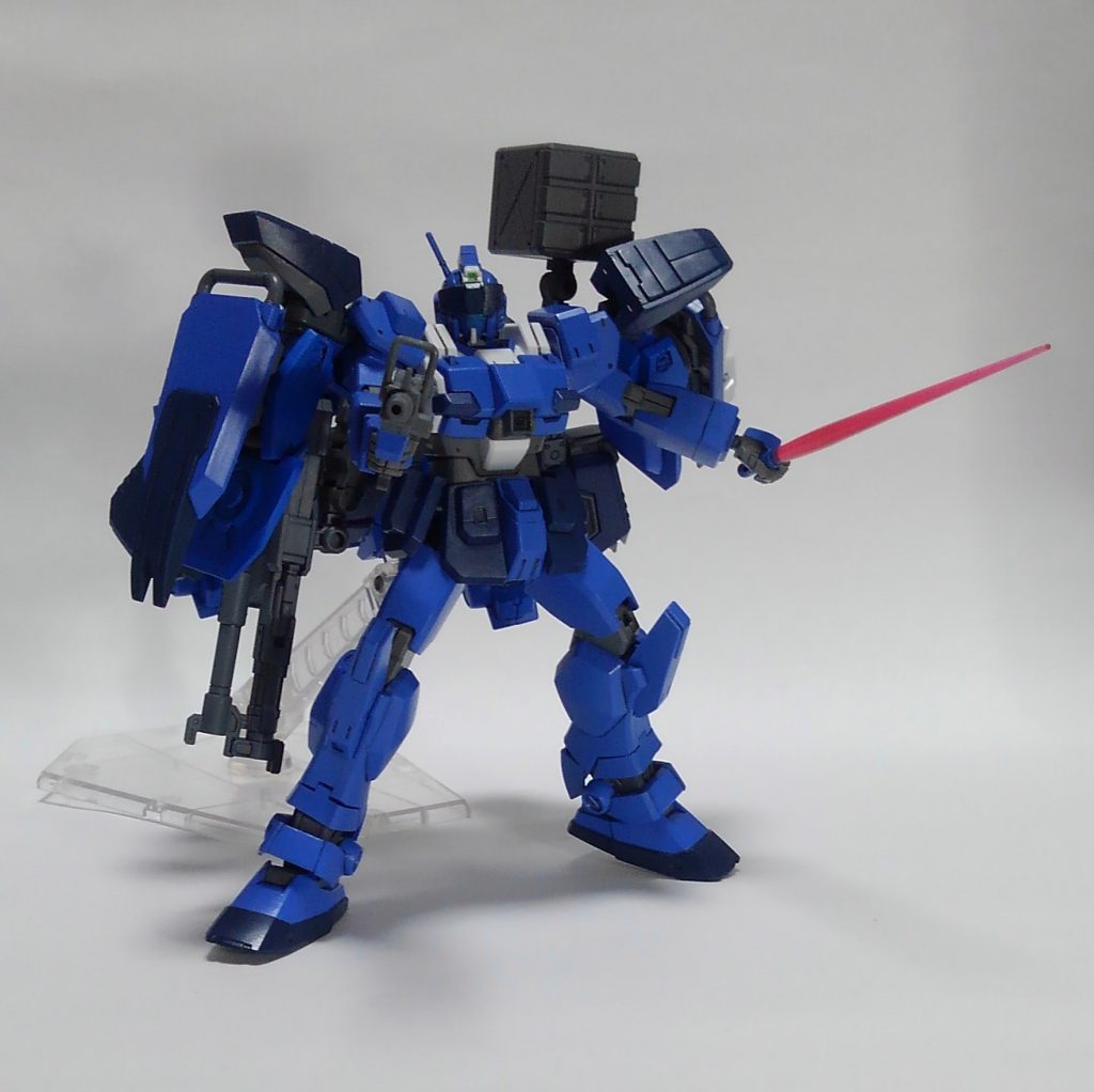 というわけで、やっとこさマイ機体新型が完成しました。上手く煮詰まらずに充電期間含め2年経ち・・・さておき。ベースはEz-SR MAXIMAで、BD1号機とペイルライダーのパーツをミキシング。ゴーグルはペイルライダーのものを取り付けられるように、削ったりしてねじ込んでいます。エクスパックは青系の機体ということで、シュヴァルベグレイズとモンテーロをメインで使用しました。(結局塗装したのでなんでもよかったのですがw)このガンプラ、自立できません!基本的にスタンド必須となります!!