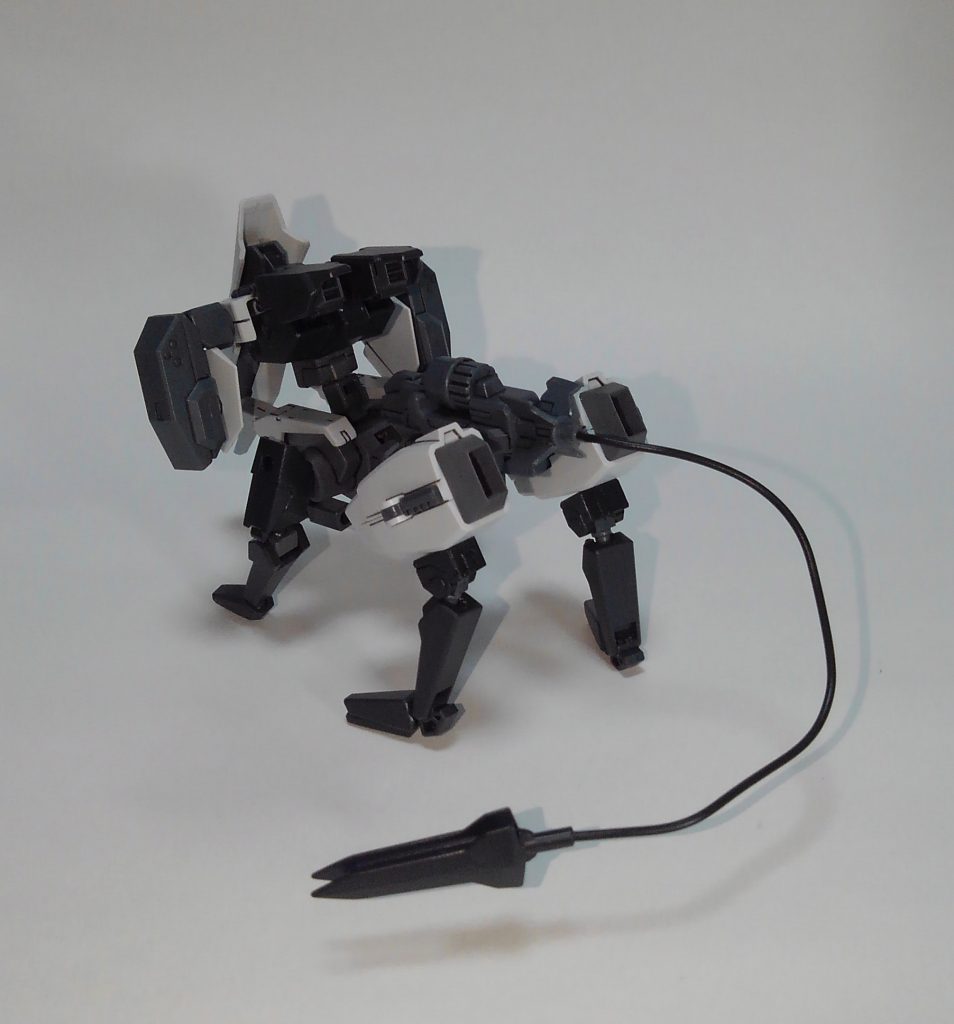 うしろ。リード線で尻尾を表現しました。少しながめですが、武装でもあるので大袈裟に。コトブキヤのジョイントセットが重宝しております。