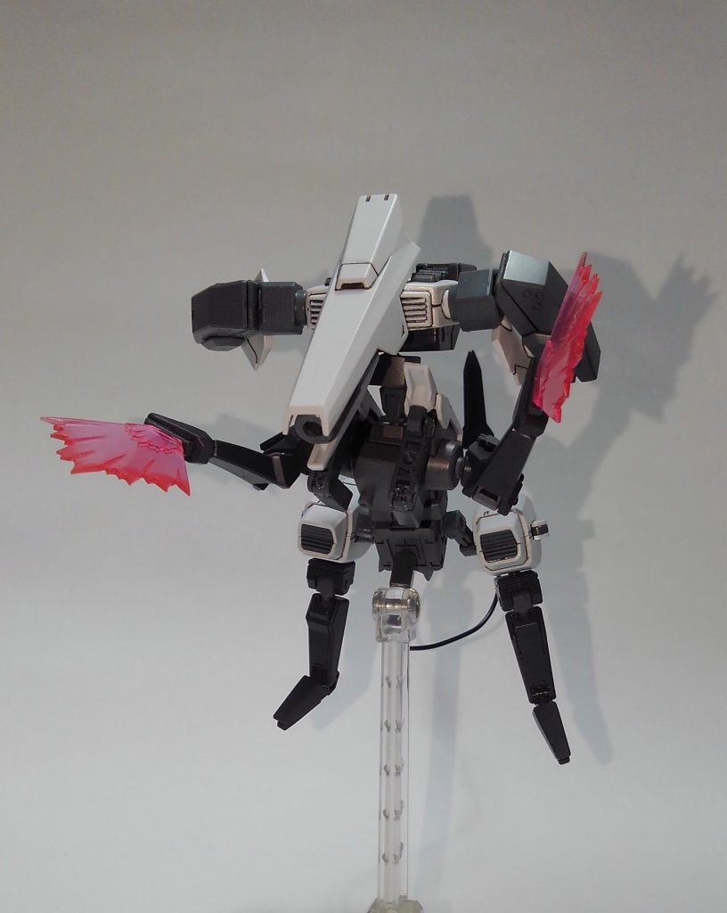 犬の切り札、クマアタックです。ビームエフェクトはコトブキヤのビームシールドの一部を使用。足裏に差し込めるよう穴を開けました。うちの愛犬、ホントにこれやってきますが、顔ががら空きなので妻にはよく返り討ちに遭っています(U´・ェ・)さて、今回は前後編です。可変ギミックは後編にて紹介致します。よろしければご覧ください。前編、ご覧頂きありがとうございましたm(_ _)m