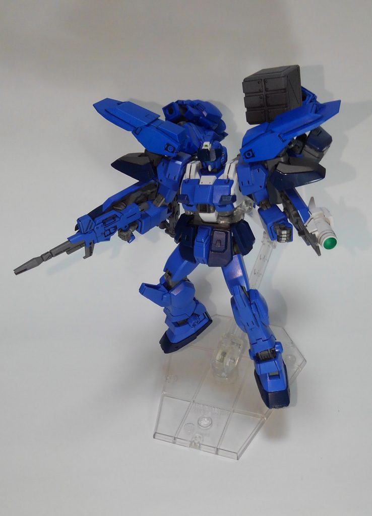 というわけで後編です。まずバーストモード。バックパックのバインダーと肩のアーマーを展開して羽根のようにした、所謂エールストライカーのような状態です。ちなみに、手持ち武装はEz-SRのものともう一枚のシールドはBD1号機のものをそのまま使っています。