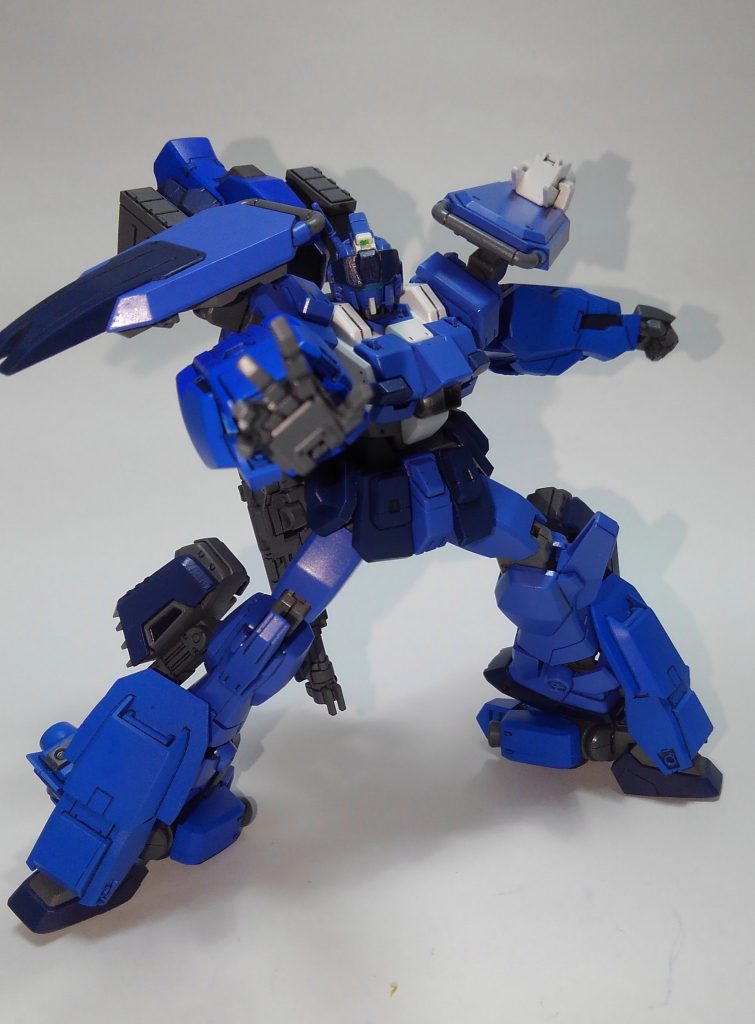 切り札のバスターブレイク。光らないシャイニングフィンガーですね笑脚に重量があるのでキック系のアクションはスタンドが必要です。それと背中のテールブースターにはペイルライダーのミサイルランチャーも取り付けられます。正直、何とか形になったというのが本音ですし、稼働部分があまり固くないので重さに負けるところが多々あります。暇なときにでももう少し調整していこうとは思っています。ともあれ、これでガンプラバトルでもGBNでもどんとこい！！です😁最後までご覧いただきありがとうございましたm(_ _)m