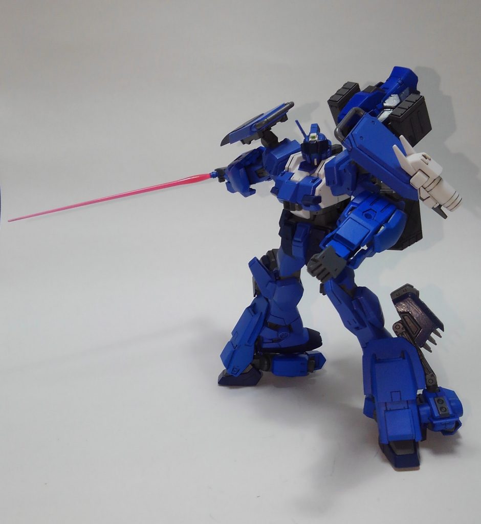 下駄はあくまで下駄なので、足を覆うようにはせず、くっついている感を残しました。個人的には愛嬌です。脚のスラスターはビルダーズパーツのホバーユニットを使ってボリュームを出してみました。