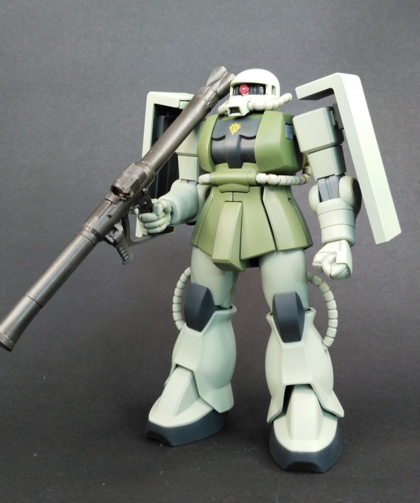 バズーカホルダーは取り外し可能。両肩がシールドのザクはまた少し違う印象です。