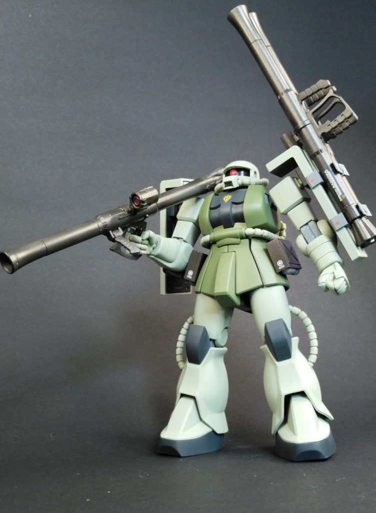 左手首はキットをベースにポリパテ等できっちりと握り拳に。左右の腰にはプラ板箱組による砲弾ラック。チラ見えする砲弾はザク地上戦セットから。