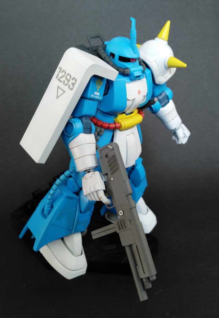 ホワイトとスカイブルーを基調とし、ぐるりと巡らされたレッドと中央のイエローは高機動(ネコ)型の何かを想起させます。