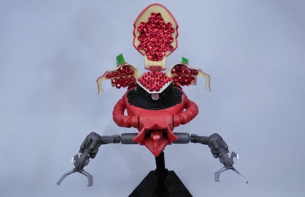 ミサイルコンテナを展開すると、さながら柘榴（ザクロ）の実を展開したようです。105粒…105発格納できます。