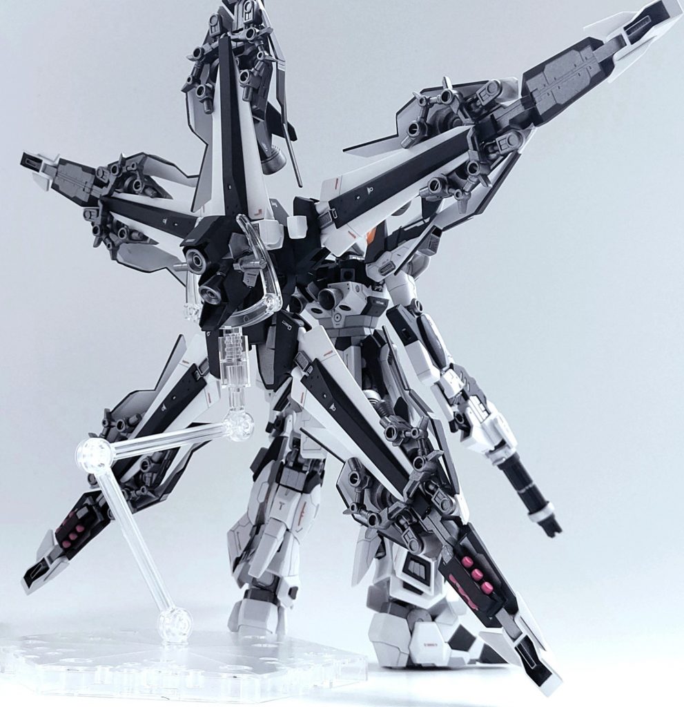 バックパックにはアメイジングレヴの足を閉じて挟み込むことで固定しています!しっかり固定できてる上に脱着自由です✨